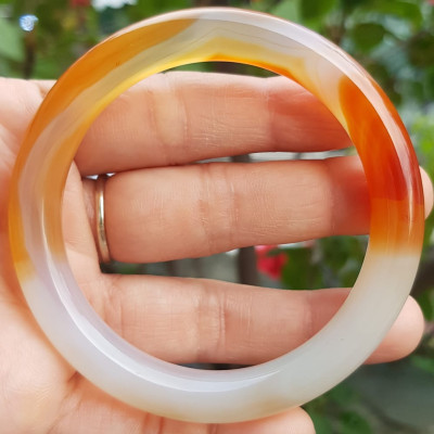 Vòng tay Nữ đá mã não đỏ cam trắng Ni 56mm x chột to 9mm Màu trắng đỏ cam nhẹ 1 bên vân nhẹ nhàng đẹp ạ Nữ 55kg - 63kg đeo xinh tay đẹp ạ