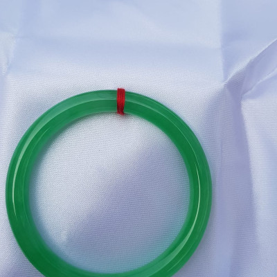 Vòng cẩm thạch Mới Vòng Lý T 52mm x7mm Vòng Xanh lá Đều tươi 52kg - 56kg Nữ mệnh Mộc mệnh Hỏa Thủy đeo ạ