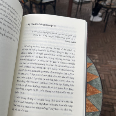 THUẬT THAO TÚNG: Góc Tối Ẩn Sau Mỗi Câu Nói - Wladislaw Jachtchenko - Vũ Trung Phi Yến dịch -  Bloom Books - AZ Việt Nam – bìa mềm