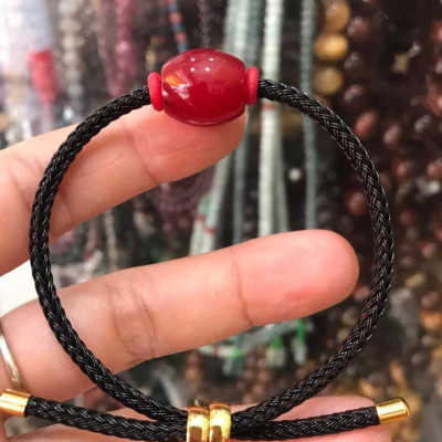 CHIẾC VÒNG TAY MẮN MẮN LU THỐNG ĐỎ ĐỎ ĐẬM TRÒN HẠT TO ĐẬM ĐẸP  CHẤT LIỆU ĐÁ MÃ NÃO DÂY ĐỎ DÂY ĐEN CÓ KHOEN MỚI CHỈNH THEO TAY  HỢP MỆNH HỎA MỆNH THỔ Ạ