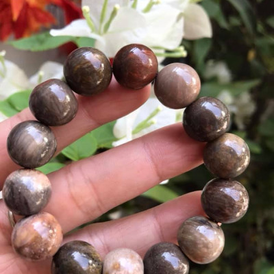 Vòng Gỗ Hóa Thạch Màu Vân Tự Nhiên Bóng Đẹp  Nam Đeo 14mm Màu Nâu Sáng Bóng Vàng Nhẹ  Nam đeo vào tay đẹp sang tốt rẻ nữa ạ