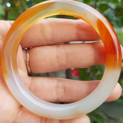 Vòng tay Nữ đá mã não đỏ cam trắng Ni 56mm x chột to 9mm Màu trắng đỏ cam nhẹ 1 bên vân nhẹ nhàng đẹp ạ Nữ 55kg - 63kg đeo xinh tay đẹp ạ