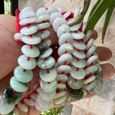 Vòng Tay Dây Đỏ Đồng Tiền Điếu Đá Cẩm Thạch Trắng Xanh Nhẹ Bóng Đẹp Nữ đeo tay may mắn xinh xắn tài lộc phù hợp cho những ai yêu thích sự đơn giản mà vẫn sang trọng ạ