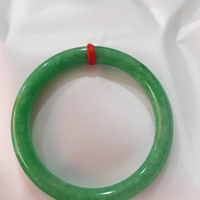 Vòng Tay Đá Cẩm Thạch Đậu 50mm x 7mm đẹp  Màu Xanh Ngọc Đậu đều đẹp Hợp mệnh Hỏa Mộc Thủy  Nữ cân nặng 50kg - 55kg đeo đẹp ạ