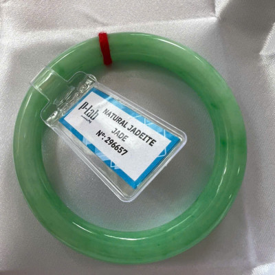 Vòng Cẩm Thạch Tự Nhiên Kiểm Định P Lab No 296657 Vip Sịn Ni 52mm x Chột 8mm Màu Xanh Lý Trắng nhẹ đều bóng mượt các Chị tay lên tay đẹp xuất sắc sịn sang xinh lắm nữ 50kg - 56kg đeo ạ