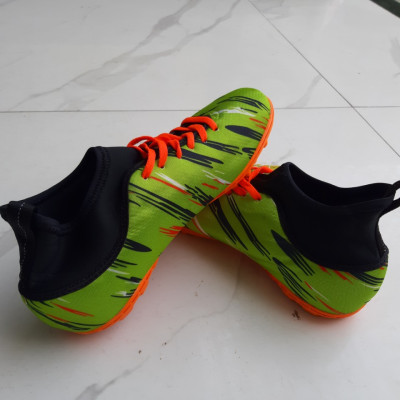 GIÀY ĐÁ BÓNG SÂN CỎ NHÂN TẠO CỔ THUN HOẠ TIẾT SAO BĂNG LẠ MẮT ( GIÀY ĐÃ ĐƯỢC MAY TOÀN BỘ ĐẾ )