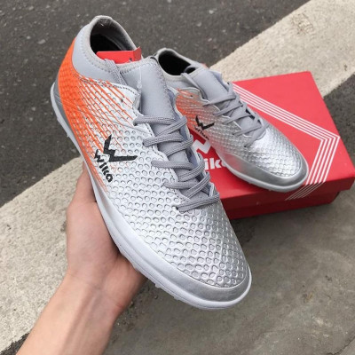 Đôi giày đá banh cao cấp siêu phẩm trên sân cỏ nhân tạo 2022-2023