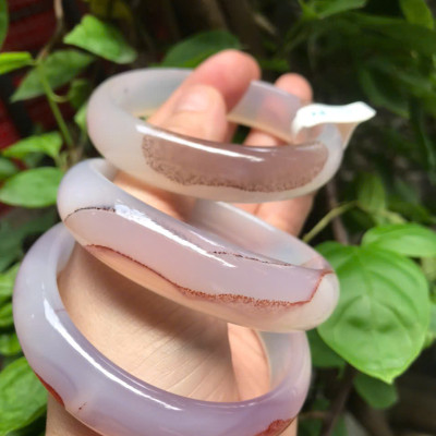 Vòng Mã Não Chu Sa Bản Hẹ Vân Ni 58mm Cao 15mm Dầy 7mm Màu Trắng Bóng Vân Nâu đẹp xinh xắn Nữ 55kg - 63kg đeo ạ