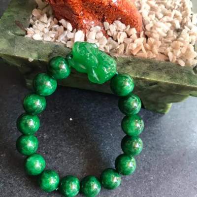 CHIẾC VÒNG TAY TỲ HƯU NỮ ĐÁ CẨM THẠCH  MÀU XANH LÁ SIZE 10MM  NỮ MỆNH MỘC VÀ HỎA Ạ