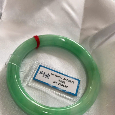 Chiếc Vòng Tay Đá Ngọc Cẩm Thạch Tự Nhiên Vip Lý Đẹp Ni 53mm x chột 8,2mm kiểm định kèm giấy chứng nhận P Lab Ni 296637 Màu Xanh Lý Tươi trắng xanh nhẹ bóng mượt sịn sang nữ 52kg - 60kg đeo ạ