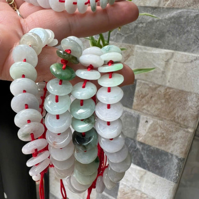 Vòng Tay Dây Đỏ Đồng Tiền Điếu Đá Cẩm Thạch Trắng Xanh Nhẹ Bóng Đẹp Nữ đeo tay may mắn xinh xắn tài lộc phù hợp cho những ai yêu thích sự đơn giản mà vẫn sang trọng ạ