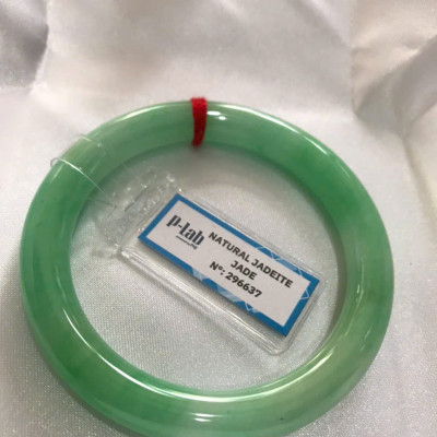 Chiếc Vòng Tay Đá Ngọc Cẩm Thạch Tự Nhiên Vip Lý Đẹp Ni 53mm x chột 8,2mm kiểm định kèm giấy chứng nhận P Lab Ni 296637 Màu Xanh Lý Tươi trắng xanh nhẹ bóng mượt sịn sang nữ 52kg - 60kg đeo ạ