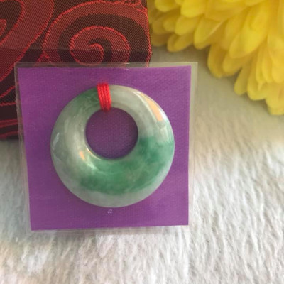 Mặt Dây Chuyền ĐỒNG ĐIẾU KIỂU TRÒN GIỮA TO ĐÁ Cẩm Thạch Tự Nhiên  Size 29mm x Dầy 7mm x Đk tròn bên trong 12mm  MÀU XANH NGỌC CẨM THẠCH LÊN XANH LÁ ĐẬM ĐẸP Nữ làm mặt Dây Chuyền KIỂU Đeo Đẹp ạ