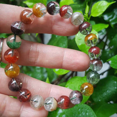 Chiếc Vòng Đá Thạch Anh Ưu Linh Ngũ Sắc Vip 10mm / 10li 100% đá tự nhiên cao cấp màu đa sắc tươi trong bóng thiệt xinh đẹp Nữ tất cả các mệnh đeo tốt đẹp may mắn, tài lộc và tốt cho sức khỏe ạ