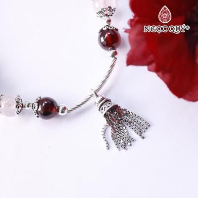 Vòng tay hạt đá thiên nhiên phối charm tuarua treo - Ngọc Quý