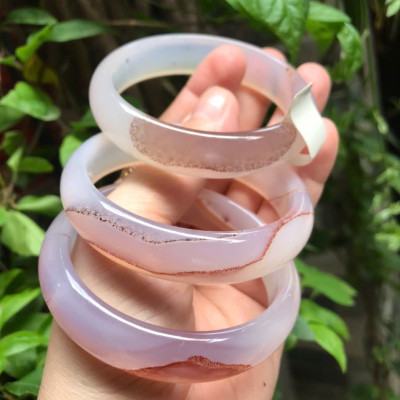 Vòng Mã Não Chu Sa Bản Hẹ Vân Ni 58mm Cao 15mm Dầy 7mm Màu Trắng Bóng Vân Nâu đẹp xinh xắn Nữ 55kg - 63kg đeo ạ