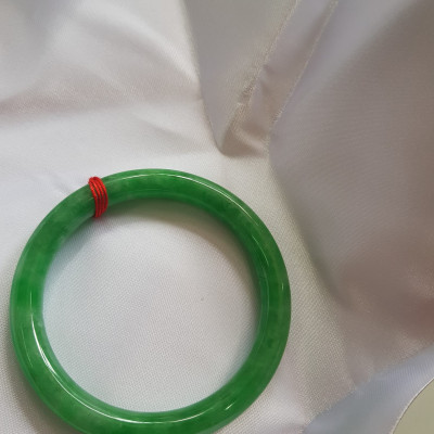 Vòng tay nữ đá cẩm thạch Đậu Nở Sao 52mm x 7,2mm  Màu Xanh đậu lá tươi nhẹ nhàng bóng đẹp  Nữ mệnh Mộc, Hỏa, Thủy 50kg-57kg đeo ạ