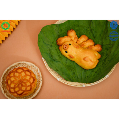 BÁNH TRUNG THU BẦY HEO 5 CON NHÂN DỪA 250 G THÀNH LONG ( CÓ NHÂN TRONG HEO CON, CÓ TRỨNG TRONG HEO MẸ) - VIỆT NAM