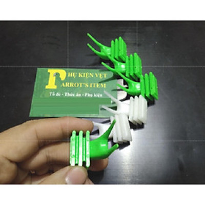 1 CÁI XIÊN TRÁI CÂY NHỎ BẰNG NHỰA GIỮ TRÁI CÂY CHO CHIM CẢNH, VẸT