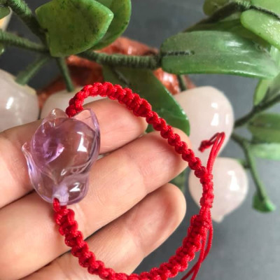 VÒNG TAY HANDMADE HỒ LY MAY MẮN TÀI LỘC VỀ TÌNH DUYÊN CÔNG DANH ĐÁ THẠCH ANH TÍM TỰ NHIÊN DÂY ĐỎ HỢP NỮ MỆNH HỎA MỆNH THỔ Ạ