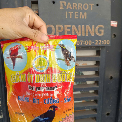 1 bịch cám ốt dinh dưỡng 500g nguyen seal làm thức ăn bổ dưỡng cho các dong chim nhồng,két,sáo, cưỡng