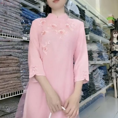 Áo dài cách tân họa tiết sang xinh khác biệt trên nền chất liệu cao cấp.